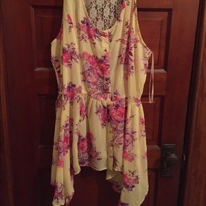 Size 2x runs big floral yellow top open to offers!